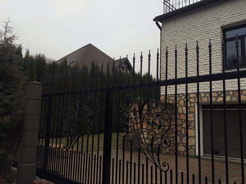 Металлические заборы, установка, производство, Aluzinc, metāla žogi, metāla sētas, metāla vārti, bīdāmie vārti Rīgā