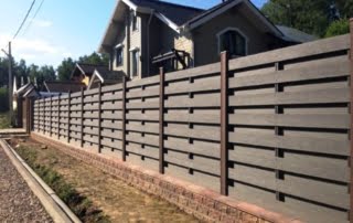 KOMPOZĪTMATERIĀLA ŽOGI – WPC, Aluzinc, metāla žogi, metāla sētas, metāla vārti, bīdāmie vārti Rīgā