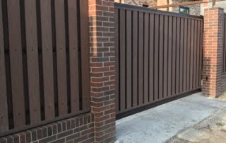 KOMPOZĪTMATERIĀLA ŽOGI – WPC, Aluzinc, metāla žogi, metāla sētas, metāla vārti, bīdāmie vārti Rīgā