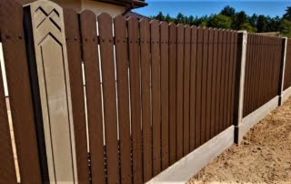 KOMPOZĪTMATERIĀLA ŽOGI – WPC, Aluzinc, metāla žogi, metāla sētas, metāla vārti, bīdāmie vārti Rīgā