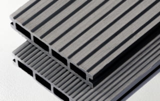 KOMPOZĪTMATERIĀLA ŽOGI – WPC, Aluzinc, metāla žogi, metāla sētas, metāla vārti, bīdāmie vārti Rīgā