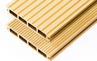 KOMPOZĪTMATERIĀLA ŽOGI – WPC, Aluzinc, metāla žogi, metāla sētas, metāla vārti, bīdāmie vārti Rīgā