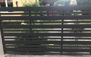 KOMPOZĪTMATERIĀLA ŽOGI – WPC, Aluzinc, metāla žogi, metāla sētas, metāla vārti, bīdāmie vārti Rīgā