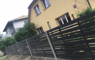 KOMPOZĪTMATERIĀLA ŽOGI – WPC, Aluzinc, metāla žogi, metāla sētas, metāla vārti, bīdāmie vārti Rīgā