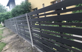 KOMPOZĪTMATERIĀLA ŽOGI – WPC, Aluzinc, metāla žogi, metāla sētas, metāla vārti, bīdāmie vārti Rīgā