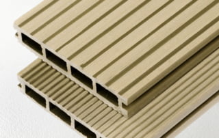 KOMPOZĪTMATERIĀLA ŽOGI – WPC, Aluzinc, metāla žogi, metāla sētas, metāla vārti, bīdāmie vārti Rīgā