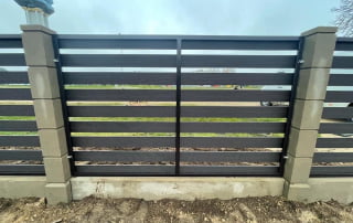 KOMPOZĪTMATERIĀLA ŽOGI – WPC, Aluzinc, metāla žogi, metāla sētas, metāla vārti, bīdāmie vārti Rīgā