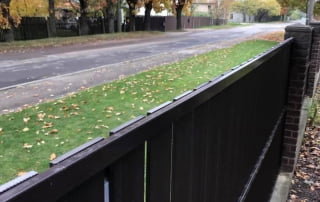 KOMPOZĪTMATERIĀLA ŽOGI – WPC, Aluzinc, metāla žogi, metāla sētas, metāla vārti, bīdāmie vārti Rīgā