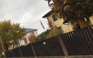 KOMPOZĪTMATERIĀLA ŽOGI – WPC, Aluzinc, metāla žogi, metāla sētas, metāla vārti, bīdāmie vārti Rīgā