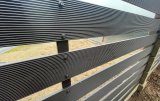 KOMPOZĪTMATERIĀLA ŽOGI – WPC, Aluzinc, metāla žogi, metāla sētas, metāla vārti, bīdāmie vārti Rīgā