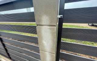 KOMPOZĪTMATERIĀLA ŽOGI – WPC, Aluzinc, metāla žogi, metāla sētas, metāla vārti, bīdāmie vārti Rīgā