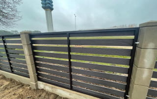 KOMPOZĪTMATERIĀLA ŽOGI – WPC, Aluzinc, metāla žogi, metāla sētas, metāla vārti, bīdāmie vārti Rīgā
