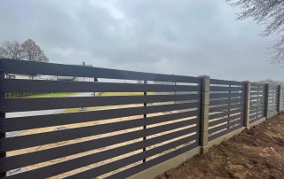 KOMPOZĪTMATERIĀLA ŽOGI – WPC, Aluzinc, metāla žogi, metāla sētas, metāla vārti, bīdāmie vārti Rīgā