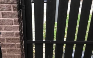 KOMPOZĪTMATERIĀLA ŽOGI – WPC, Aluzinc, metāla žogi, metāla sētas, metāla vārti, bīdāmie vārti Rīgā