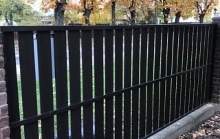 KOMPOZĪTMATERIĀLA ŽOGI – WPC, Aluzinc, metāla žogi, metāla sētas, metāla vārti, bīdāmie vārti Rīgā