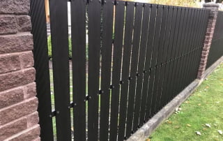 KOMPOZĪTMATERIĀLA ŽOGI – WPC, Aluzinc, metāla žogi, metāla sētas, metāla vārti, bīdāmie vārti Rīgā