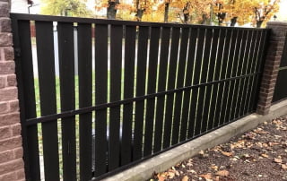 KOMPOZĪTMATERIĀLA ŽOGI – WPC, Aluzinc, metāla žogi, metāla sētas, metāla vārti, bīdāmie vārti Rīgā