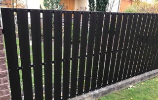 KOMPOZĪTMATERIĀLA ŽOGI – WPC, Aluzinc, metāla žogi, metāla sētas, metāla vārti, bīdāmie vārti Rīgā