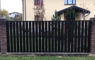 KOMPOZĪTMATERIĀLA ŽOGI – WPC, Aluzinc, metāla žogi, metāla sētas, metāla vārti, bīdāmie vārti Rīgā