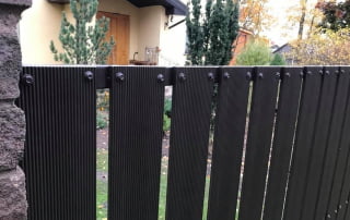 KOMPOZĪTMATERIĀLA ŽOGI – WPC, Aluzinc, metāla žogi, metāla sētas, metāla vārti, bīdāmie vārti Rīgā