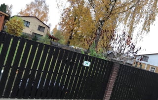 KOMPOZĪTMATERIĀLA ŽOGI – WPC, Aluzinc, metāla žogi, metāla sētas, metāla vārti, bīdāmie vārti Rīgā